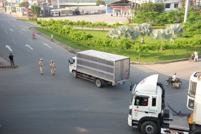 Nhiều tài xế xe tải chưa biết qui định cấm xe tải vào quốc lộ 1 vào giờ cao điểm