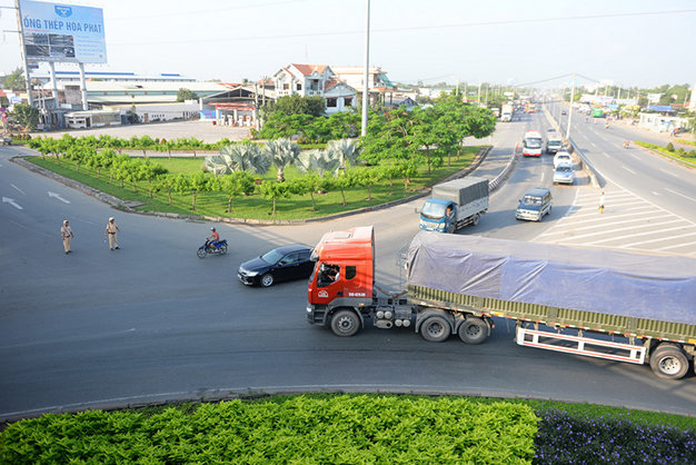 Cảnh sát giao thông chốt chặn không cho xe có tải trọng trên 5 tấn vào quốc lộ 1A vào giờ cao điểm đoạn từ nút giao Bình Thuận, H.Bình Chánh, TP.HCM
