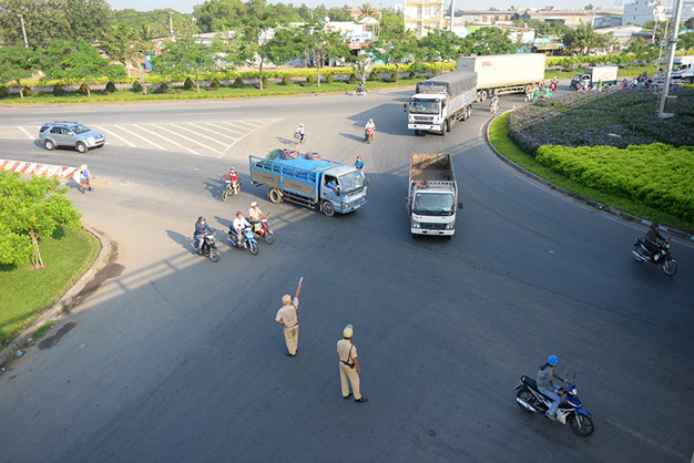 Cảnh sát giao thông điều tiết xe tải có trọng tải trên 5 tấn không lưu thông vào quốc lộ 1 đoạn từ nút giao Bình Thuận, H.Bình Chánh, TP.HCM