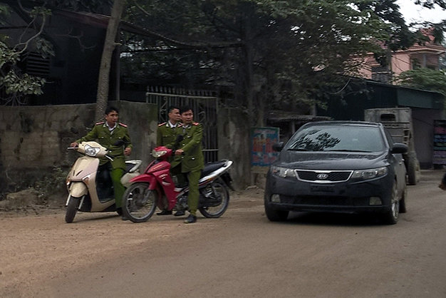 Công an tỉnh Thanh Hóa và trại giam Thanh Phong đang chốt chặt các ngã đường ở xã Đông Hưng (TP Thanh Hóa) để truy bắt phạm nhân Sơn - Ảnh: Hà Đồng.