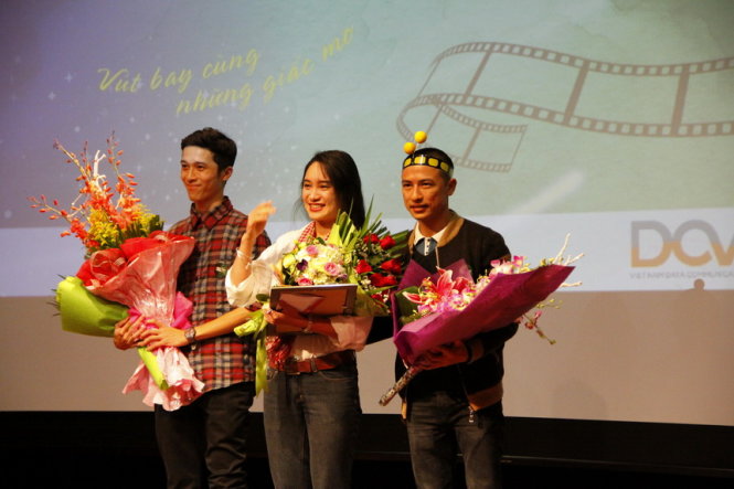 Đạo diễn trẻ Nguyễn Thị Thu Trang (giữa) và bạn diễn, quay phim vui mừng nhận giải khán giả bình chọn cho phim Lính - Ảnh: Đức Triết.