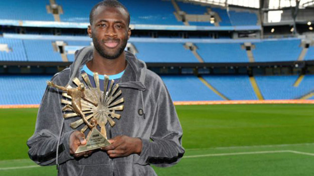 Yaya Toure với danh hiệu Cầu thủ châu Phi xuất sắc nhất 2015 cho Hãng tin BBC trao tặng - Ảnh: BBC