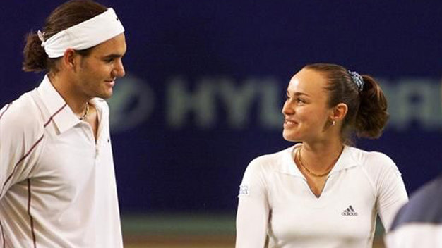 Federer và Hingis thi đấu nội dung đôi nam nữ vào năm 2001 - Ảnh: AP