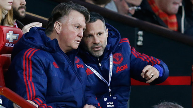 HLV Van Gaal và trợ lý Ryan Giggs (phải) trong một trận đấu của Manchester United - Ảnh: Reuters