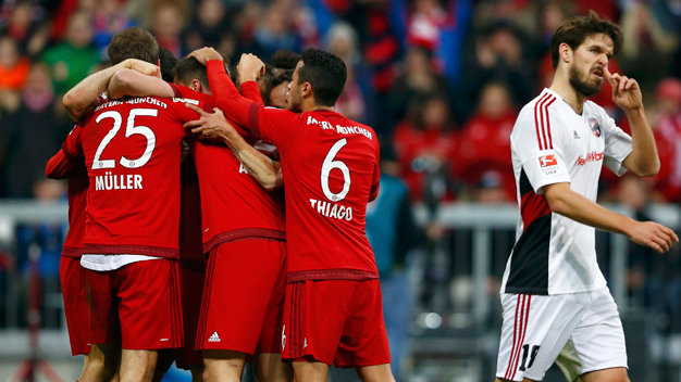 Các cầu thủ Bayern Munich (áo đỏ) vui mừng sau khi ghi bàn vào lưới Ingolstadt - Ảnh: Reuters