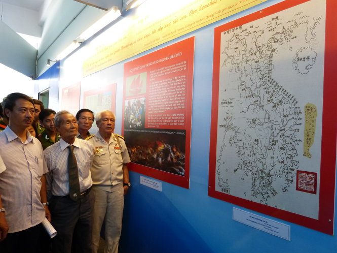 Khách tham quan khu giới thiệu tư liệu chứng minh chủ quyền biển đảo Việt Nam tại buổi  khai mạc - Ảnh: Q.T.