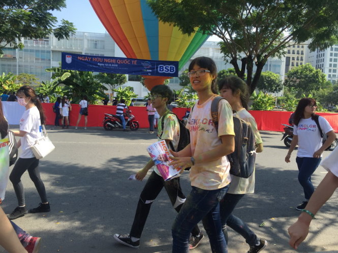 Đường chạy sắc màu luôn thu hút các bạn trẻ Việt Nam trong các lễ hội gần đây. Các bạn trẻ hào hứng tại Mekolor run của Ngày Hữu nghị Quốc tế 2015 - Ảnh: Diệu Nguyễn