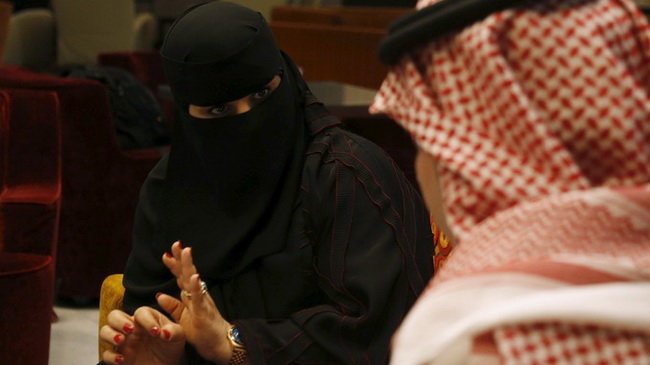 Một nữ ứng cử viên đang trao đổi với người bảo hộ - Ảnh: Reuters