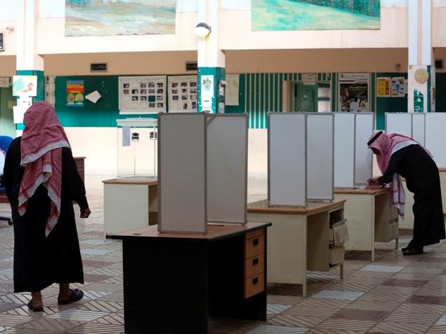 Một cử tri nam Saudi Arabia chuẩn bị bỏ phiếu ở Riyadh ngày 12-12 - Ảnh: AP