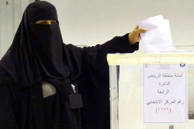 Một phụ nữ Saudi Arabia đi bỏ phiếu ngày 12-12 ở Riyadh - Ảnh: AFP