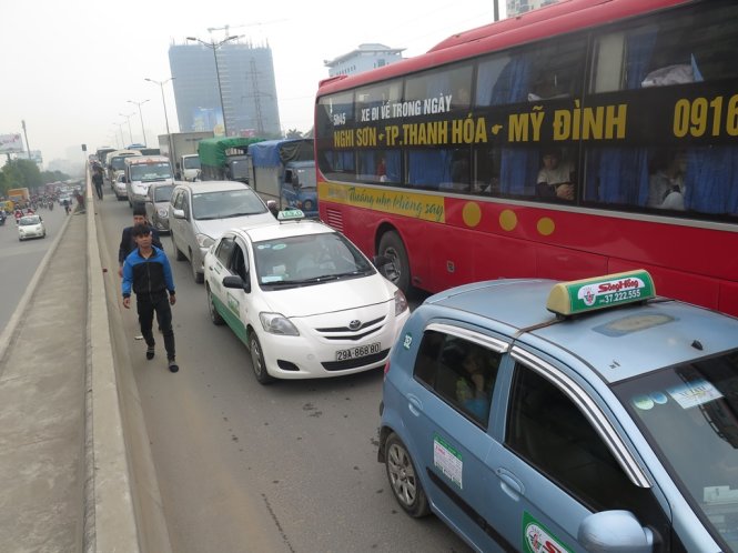 Cảnh ùn tắc kéo dài trên đường cầu cạn - Ảnh: Quang Thế
