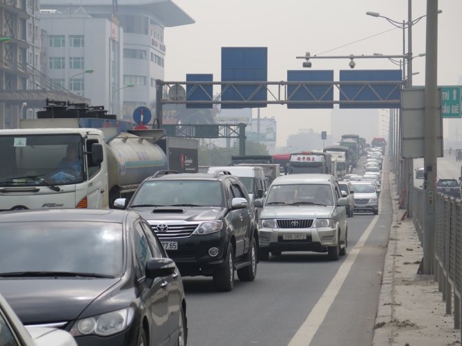 Các phương tiện giao thông bị ùn ứ cả giờ đồng hồ trước cầu vượt Mai Dịch  - Ảnh: Quang Thế