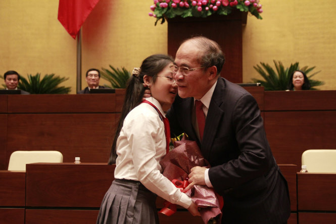 Đại diện đại biểu Đại hội tặng hoa Chủ tịch Quốc hội - Ảnh: Nam Trần