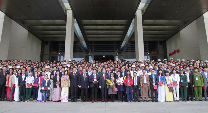Các đại biểu cùng chụp ảnh lưu niệm trước cổng toà nhà Quốc hội với Chủ tịch  - Ảnh: Nam Trần