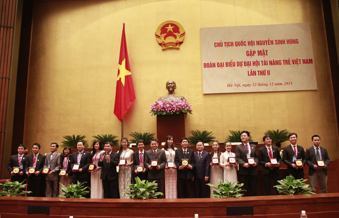 Trung ương Đoàn thanh niên cộng sản Hồ Chí Minh trao biểu trưng các đại biểu  - Ảnh: Nam Trần