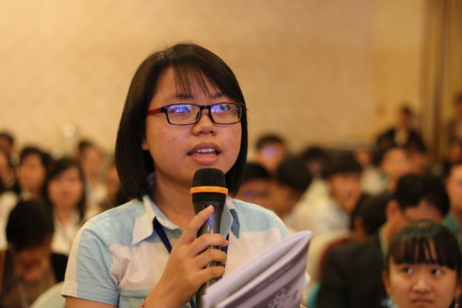 Bạn Nguyễn Quỳnh Vi, sinh viên ĐH KHXH&NV đặt câu hỏi tại buổi tọa đàm - Ảnh: Ngọc Hiển