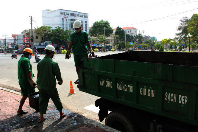 heo giám đốc Công ty TNHH MTV Môi trường đô thị Cà Mau, nếu tháng tới UBND TP Cà Mau không trả nợ thì công ty không có tiền trả lương công nhân. Trong ảnh: công nhân khai thông cống thoát nước ở đường Hùng Vương, TP Cà Mau - Ảnh: Phương Bằng