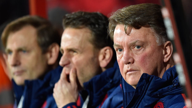 Vẻ mặt của HLV Louis Van Gaal (phải) trong trận M.U thua Bournemouth - Ảnh: Reuters