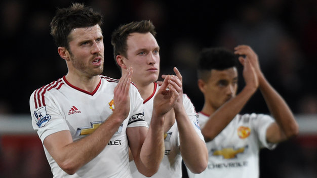 Carrick (trái) và Phil Jones (giữa) buồn bã chào cổ động viên sau trận M.U thua Bournemouth - Ảnh: Reuters