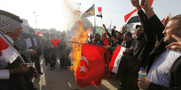 Biểu tình phản đối Thổ Nhĩ Kỳ: Biểu tình phản đối Thổ Nhĩ Kỳ đang lan rộng với nhiều cuộc biểu tình đã diễn ra tại nhiều thành phố lớn trên toàn quốc. Những hình ảnh này thể hiện sự phẫn nộ của người dân trước việc Thổ Nhĩ Kỳ can thiệp vào chính trị của các quốc gia khác trong khu vực.