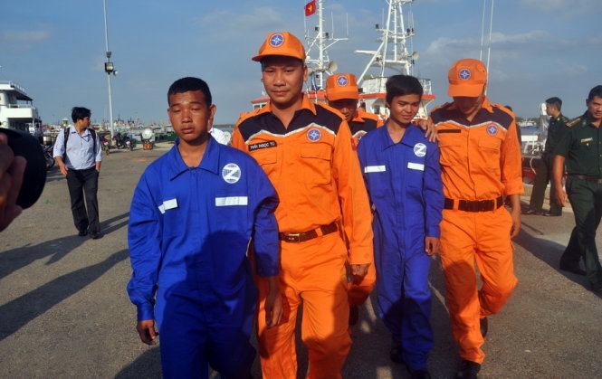 Hai ngư dân (áo xanh) được tàu Zambia cứu - Ảnh: Vietnam MRCC