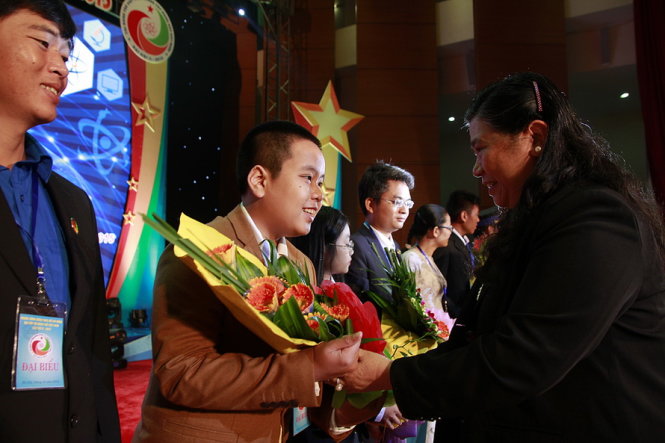 Phó Chủ tịch Quốc hội tặng hoa chúc mừng các tài năng trẻ - Ảnh: Nam Trần