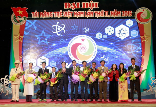 20 đại biểu tài năng trẻ ưu tú đại diện cho hơn 360 đại biểu lên nhận hoa và quà - Ảnh: Nam Trần