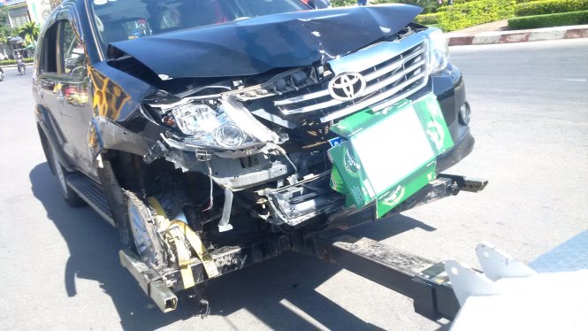 Chiếc xe công vụ của VKSND huyện Tu Mơ Rông bị hư hỏng phần đầu, bung lốp sau khi tông vào nhiều người đi đường - Ảnh: B.D