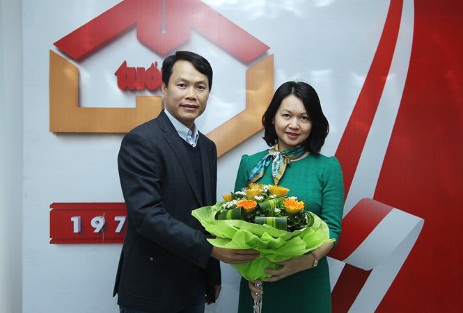 Đại diện báo Tuổi Trẻ tặng hoa cho bà Trần Việt Nga, Phó cục trưởng Cục An toàn thựcc phẩm, Bộ Y tế - Ảnh: NGUYỄN KHÁNH