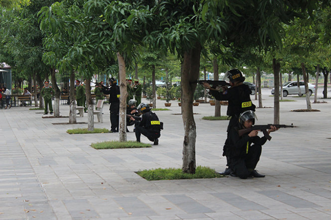 Cảnh sát cơ động ở nhiều vị trí bao vây bên ngoài nhà thi đấu, sẵn sàng nổ súng khi có lệnh
