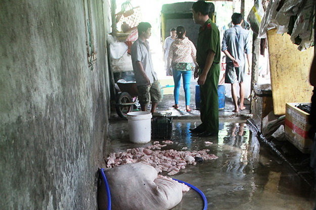 Mỡ tươi được chủ cơ sở chất đống trên nền xi măng ẩm ướt, ruồi nhặng bu đầy - Ảnh: Đoàn Cường