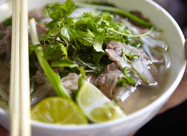Phở là món ăn phổ biến ở Việt Nam, nhưng ở Hà Nội bạn mới tìm thấy được vị đặc trưng và ngon nhất - Ảnh: Lonely Planet.