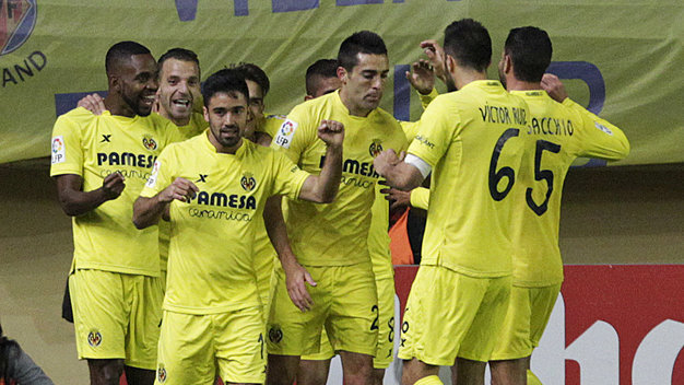 Bakambu (trái) và Soldado (thứ hai từ trái) cùng các cầu thủ Villarreal ăn mừng bàn thắng vào lưới Real Madrid - Ảnh: Reuters