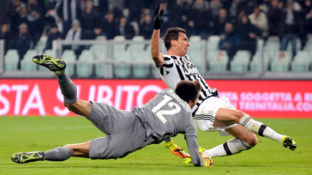 Mandzukic ghi bàn nâng tỉ số lên 2-1 vào lưới Fiorentina - Ảnh: Reuters