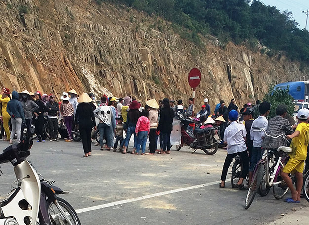 Người dân thôn Đông Yên, xã Kỳ Lợi kéo nhau ra ngăn chặn quốc lộ 1