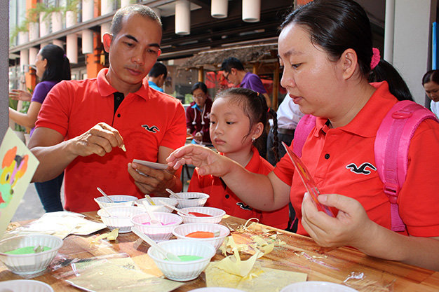 Cha mẹ và các con dành thời gian cùng vui chơi giải trí tại Ngày hội Gia đình Việt Nam - Ảnh: THƯƠNG HOÀNG.