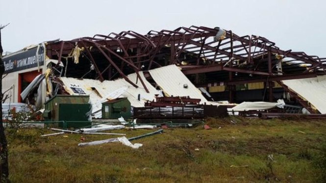 Nhà bị tốc mái ở Willis, Texas - Ảnh: weather.com