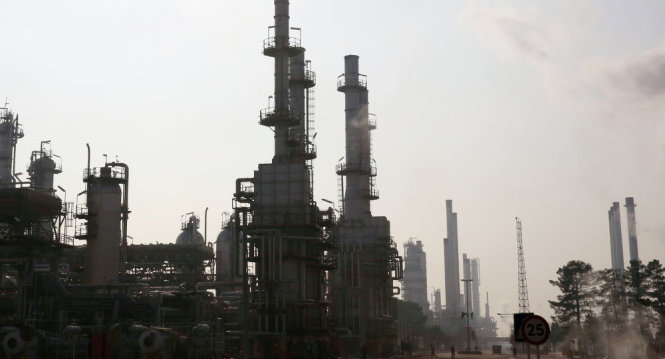 Iran tuyên bố sẽ không chùn bước thậm chí nếu giá dầu rớt xuống dưới 30 USD/thùng - Ảnh: AP
