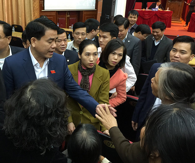 Cử tri Thủ đô “quây” chủ tịch Hà Nội sau buổi tiếp xúc cử tri để nêu bức xúc