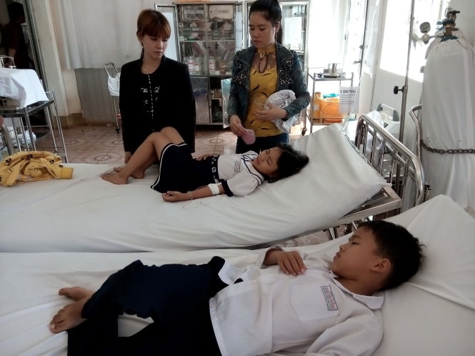 Học sinh bị ngộ độc sữa chua được chăm sóc tại Trung tâm y tế huyện Châu Đức - Ảnh: Đ.Hà