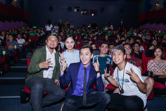 Đạo diễn Phan Gia Nhật Linh, nhạc sĩ Tăng Nhật Tuệ cùng các diễn viên Miu Lê, Ngô Kiến Huy đi cinetour suốt hai ngày đầu tiên khi Em là bà nội của anh chính thức ra rạp