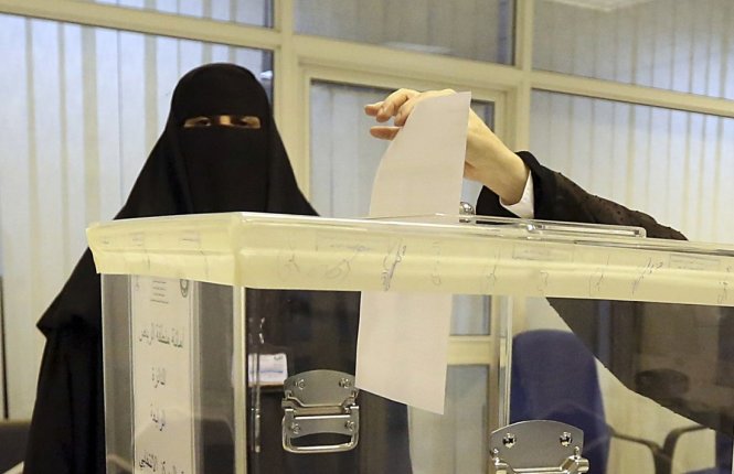 Phụ nữ Saudi Arabia bỏ phiếu tại một điểm bầu cử ở Riyadh, Saudi Arabia - Ảnh: AP