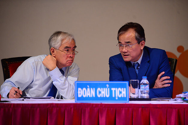 Ông Lê Hùng Dũng (trái) - Chủ tịch HĐQT Ngân hàng Eximbank và ông Hà Thanh Hùng - phó chủ tịch thường trực HĐQT Ngân hàng Eximbank  tại đại hội đồng cổ đông bất thường năm 2015 của Ngân hàng Eximbank sáng 15-12 - Ảnh: Quang Định
