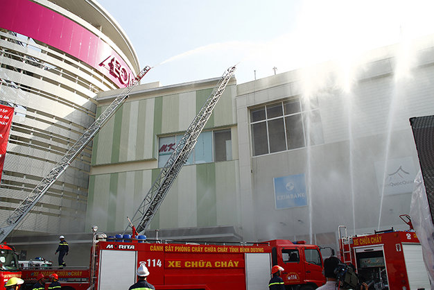 Xe thang chuyên dụng của cảnh sát PCCC tham gia dập lửa - Ảnh: Xuân An