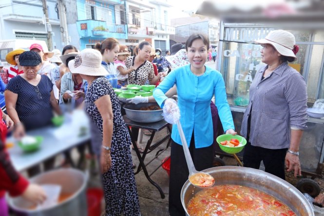 Việt Hương chuẩn bị bún chay cho bà con ăn sáng - Ảnh: Duy Nhất