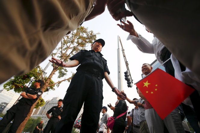 Các nạn nhân của Phiếm Á biểu tình trước Ủy ban Điều tiết chứng khoán Trung Quốc tại Bắc Kinh hôm 21-9 
- Ảnh: Reuters