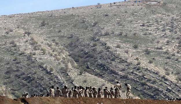 Những binh sĩ tình nguyện chống IS đang được huấn luyện tại một doanh trại trên núi Bashiqa hồi tháng 3-2015 - Ảnh: Reuters