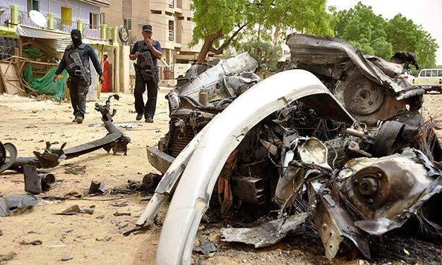 Hiện trường một vụ đánh bom liều chết tại Nigeria - Ảnh: Reuters