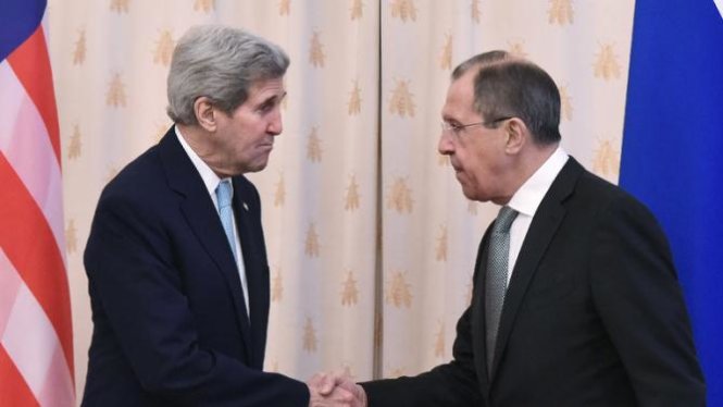 Ngoại trưởng Mỹ John Kerry (trái) và ngoại trưởng Nga Sergei Lavrov - Ảnh: AFP