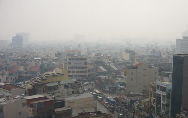 Sài Gòn se lạnh, sương mù dày đặc (ảnh chụp ở khu vực ngã tư Phú Nhuận, TP.HCM lúc 9 giờ sáng16-12).Ảnh : Nguyễn Công Thành